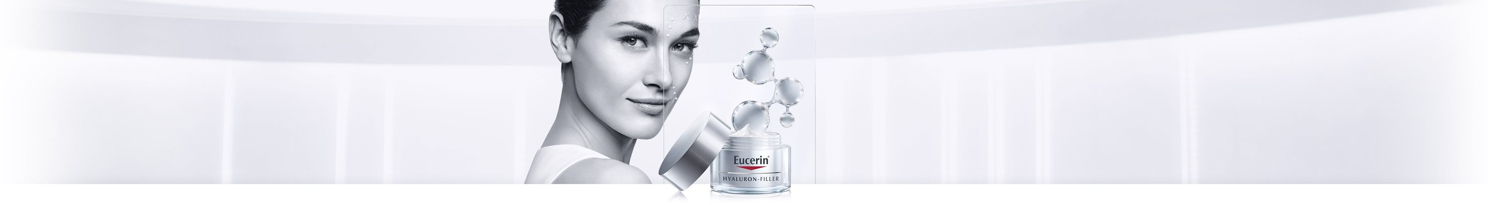 Women uses cream anti wrinkle cream