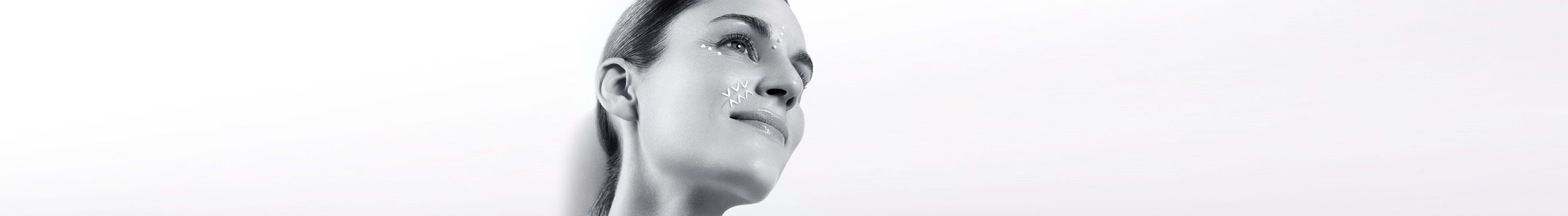 Women uses cream anti wrinkle cream